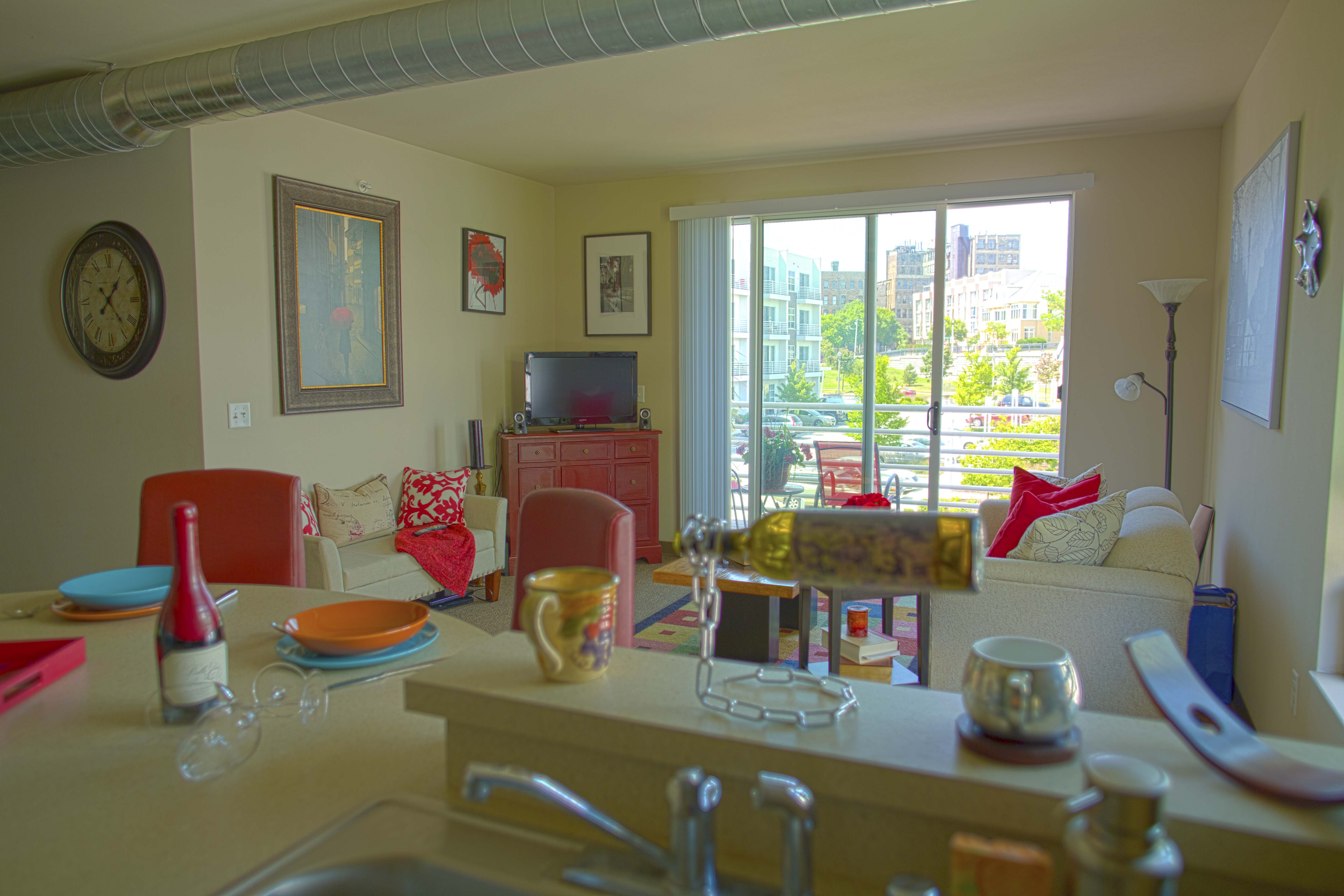 413APT Livingroom4.jpg